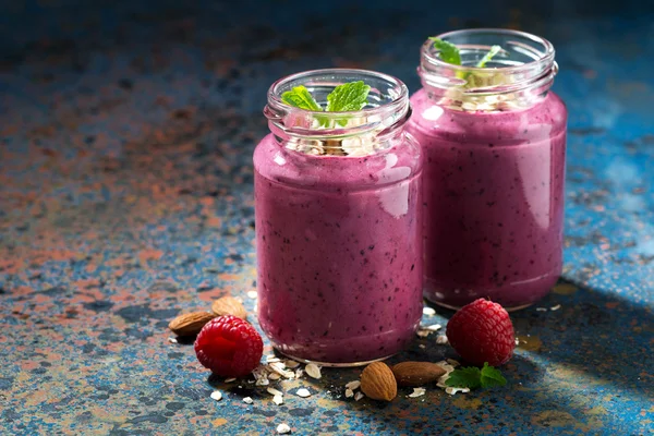 Berry güler yüzlü bir şişe üzerinde karanlık bir arka plan, yatay