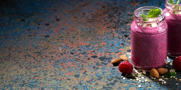 sağlıklı berry güler yüzlü ve koyu mavi arka plan