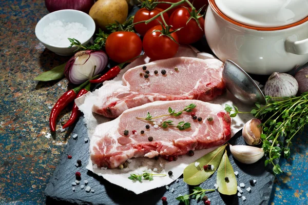 iki adet çiğ domuz eti ve çorba için malzemeler