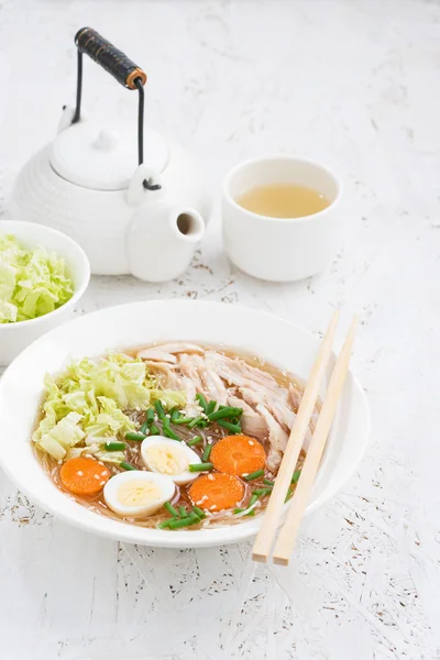 Sup Cina dengan mie kaca, sayuran dan ayam — Stok Foto