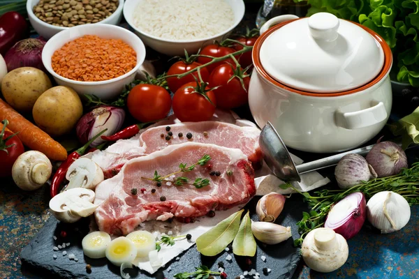 Iki adet çiğ domuz eti ve çorba hazırlanması için malzemeler — Stok fotoğraf