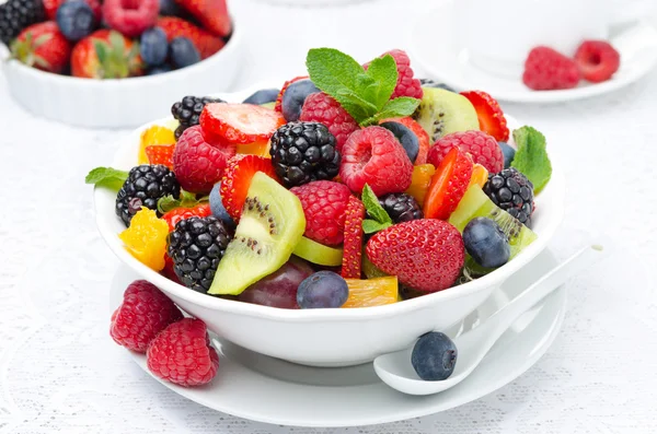 Insalata di frutta fresca e bacche in una ciotola bianca, bacche — Foto Stock