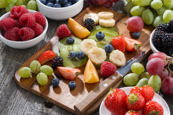 Zutaten für Obstsalat auf Holzbrett — Stockfoto