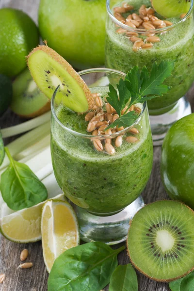 Gezonde groene smoothie met spruiten op een houten tafel, close-up — Stockfoto
