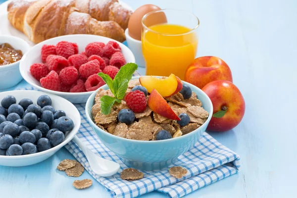 Здоровый завтрак с хлопьями, свежими фруктами и ягодами — стоковое фото