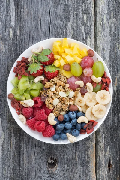Ingredienser för en hälsosam frukost i en maträtt, vertikal — Stockfoto