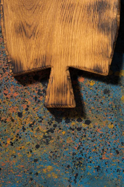 Tablero de madera marrón vintage sobre fondo azul oscuro, vertical — Foto de Stock