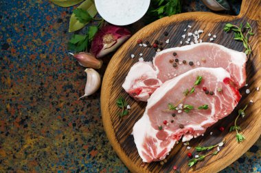 iki adet kesme tahtası ve malzemeler üzerinde çiğ domuz eti