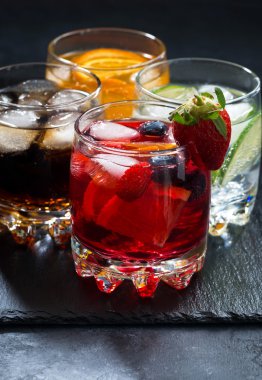 karanlık bir arka plan, dikey içkiler meyve buzlu