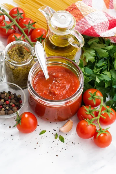 Sos pomidorowy, pesto i składniki do ciasta makaronowego, pionowe — Zdjęcie stockowe