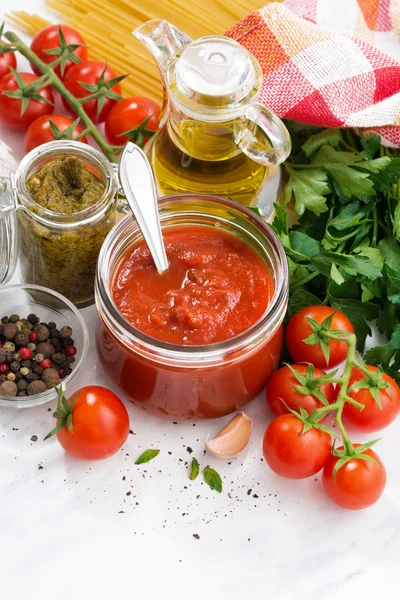 Sugo di pomodoro, pesto e ingredienti per pasta, verticale — Foto Stock