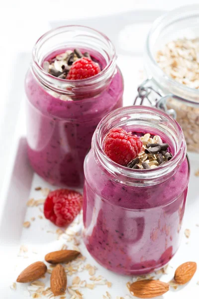 Frullato di lamponi con farina d'avena e cioccolato, primo piano, verticale — Foto Stock