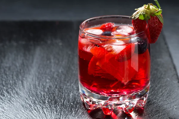 Limonada de fruto com gelo em um copo — Fotografia de Stock