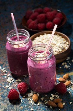 sağlıklı berry smoothies ile yulaf ezmesi, portre, dikey