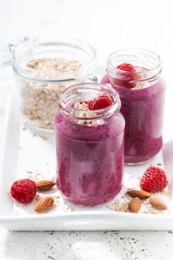 yulaf ezmesi, dikey ile sağlıklı ahududu güler yüzlü