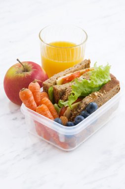 beslenme çantası ile sandviç kepekli ekmek, dikey