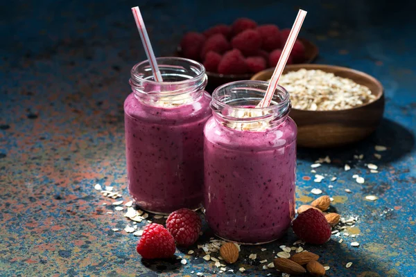 Frullati di bacche sane con farina d'avena su sfondo scuro — Foto Stock