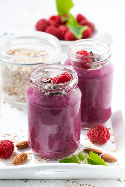 Frullato di lampone sano con farina d'avena, verticale, primo piano — Foto Stock