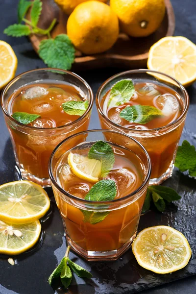 Jeges tea, menta és a citrom, a pohár sötét háttér — Stock Fotó
