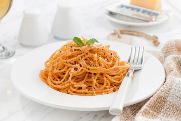 Pasta met tomatensaus op een witte plaat — Stockfoto