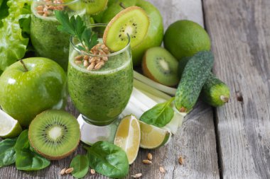 ahşap arka plan üzerinde lahanası ile sağlıklı yeşil smoothie