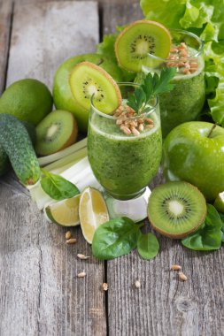 Dikey bir tahta masada lahanası ile sağlıklı yeşil smoothie