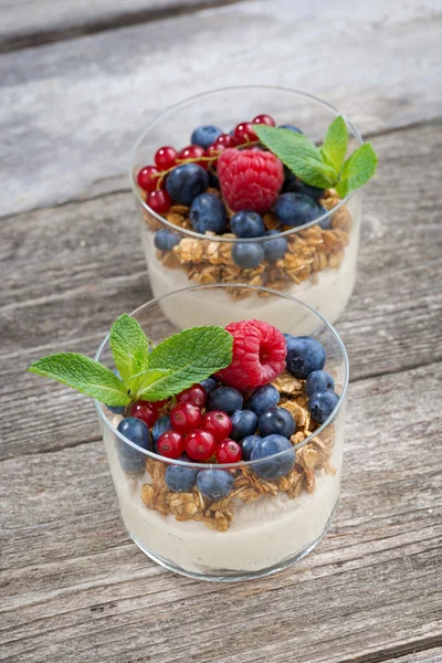 Dessert with sweet cream, fresh berries and granola — Stock Photo, Image