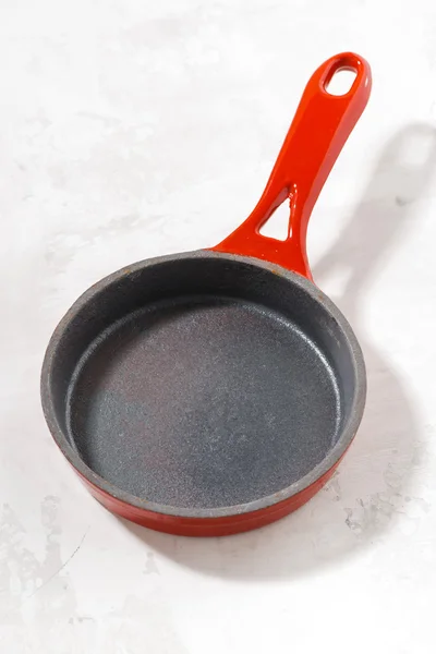 Empty cast iron skillet on a white background, top view — Stock Photo, Image