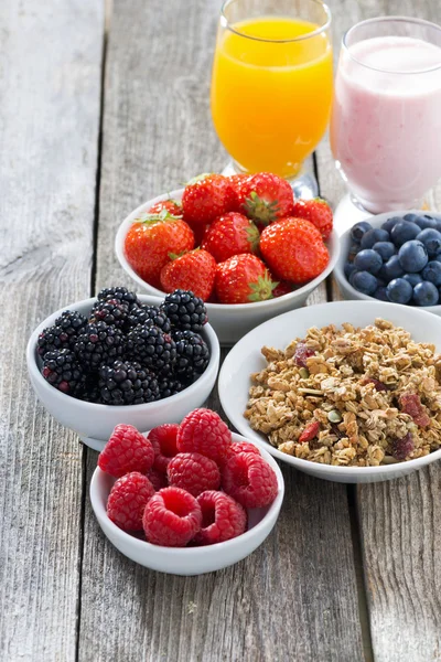 Gezond ontbijt met bessen, verticale — Stockfoto