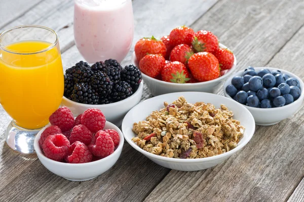 Gesundes Frühstück mit Beeren Stockbild