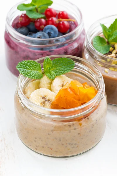 Desserter med choklad, färska bär och frukt på vitt bord — Stockfoto