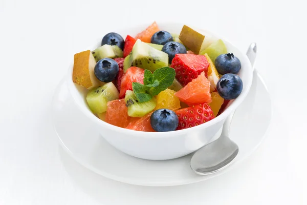 Deliciosa salada de frutas na mesa branca, close-up — Fotografia de Stock