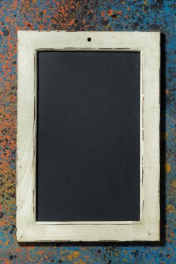 bir koyu arka plan, üstten görünüm, dikey boş siyah kurulu