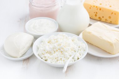 Beyaz ahşap masa üstünde süt ürünleri