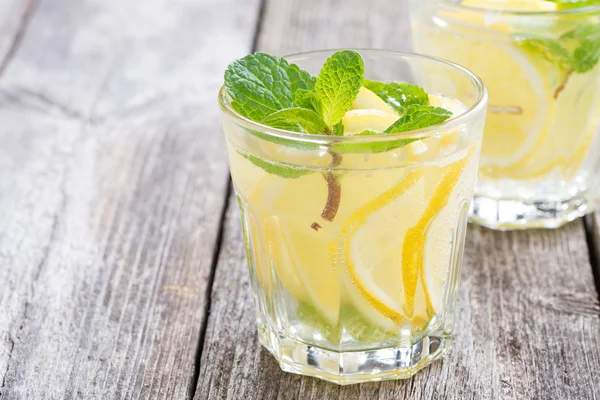 Освежающий мятный лимонад на деревянном фоне — стоковое фото