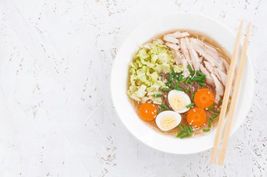 Çin çorbası ile cam erişte, üstten görünüm