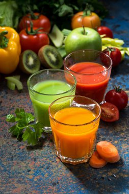 karışım-in mavi arka plan, dikey üzerinde sebze suları