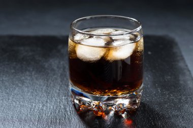 bir bardak buzlu Cola