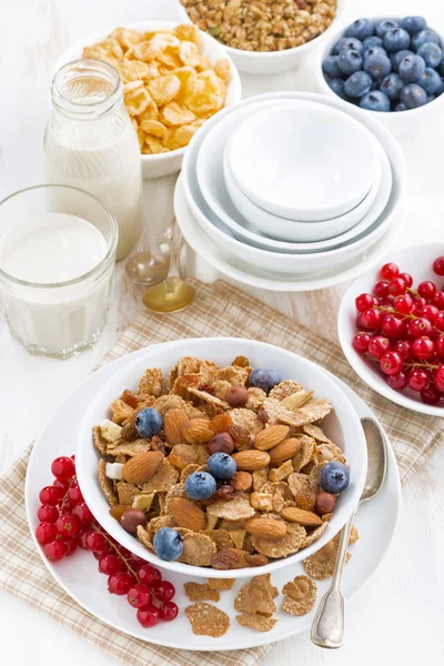 Desayuno con cereales copos y bayas, vista superior — Foto de Stock