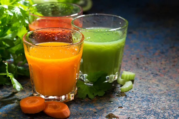 Стаканы свежего овощного сока из моркови, помидоров и трав — стоковое фото