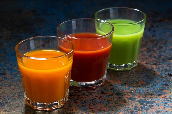 Овощные соки в стеклянных стаканах — стоковое фото