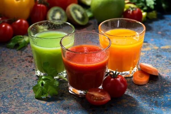 Sortiment av läckra grönsaksjuicer på blå bakgrund — Stockfoto