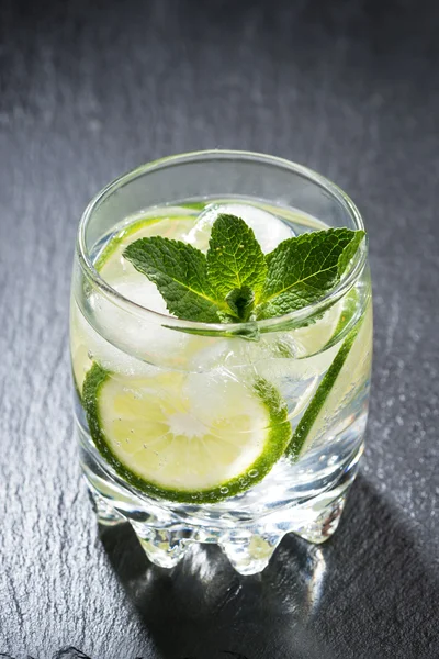 Карбонатный лимонад со льдом в стекле, вертикальный — стоковое фото
