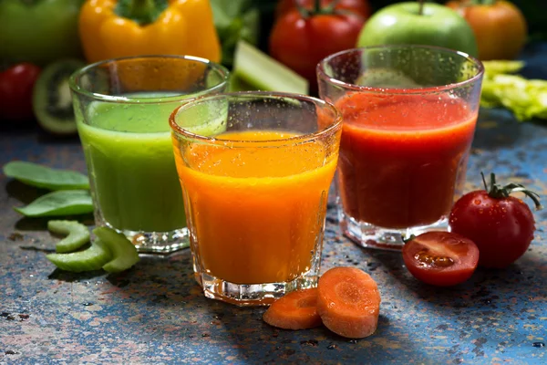 Sortiment av färska grönsaksjuicer på blå bakgrund — Stockfoto