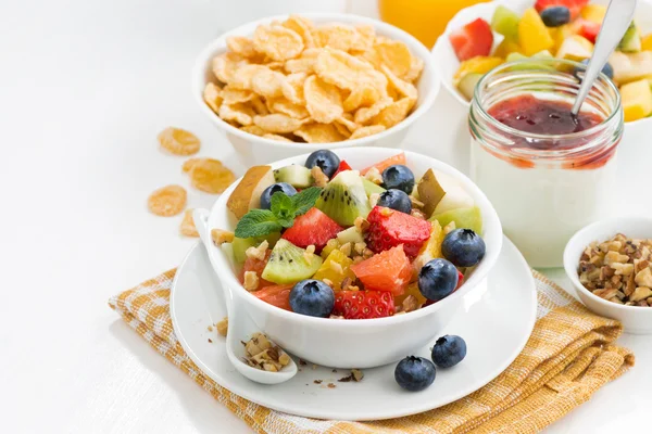 Frukost med fruktsallad och cornflakes — Stockfoto