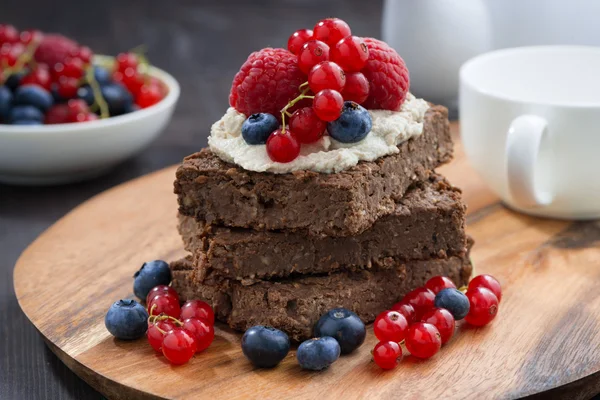 Bolo de chocolate brownie com nozes e bagas frescas — Fotografia de Stock