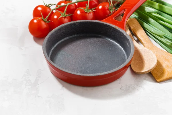 铸铁煎锅和新鲜的蔬菜，在白色背景上 — 图库照片