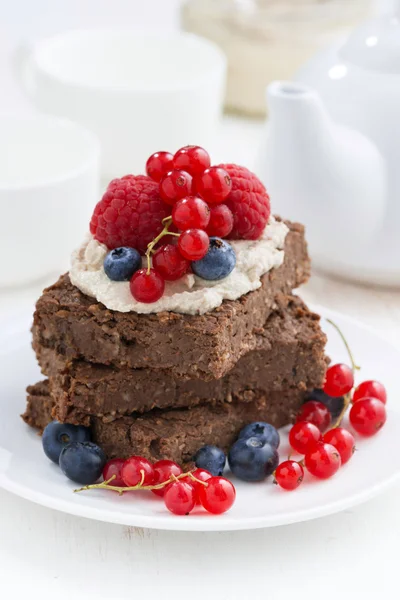 Bolo de chocolate com bagas, close-up — Fotografia de Stock