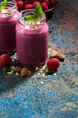 Berry güler yüzlü bir şişe üzerinde karanlık bir arka plan, dikey