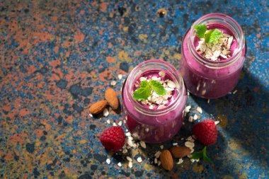 Berry güler yüzlü bir şişe ve koyu arka plan, üstten görünüm